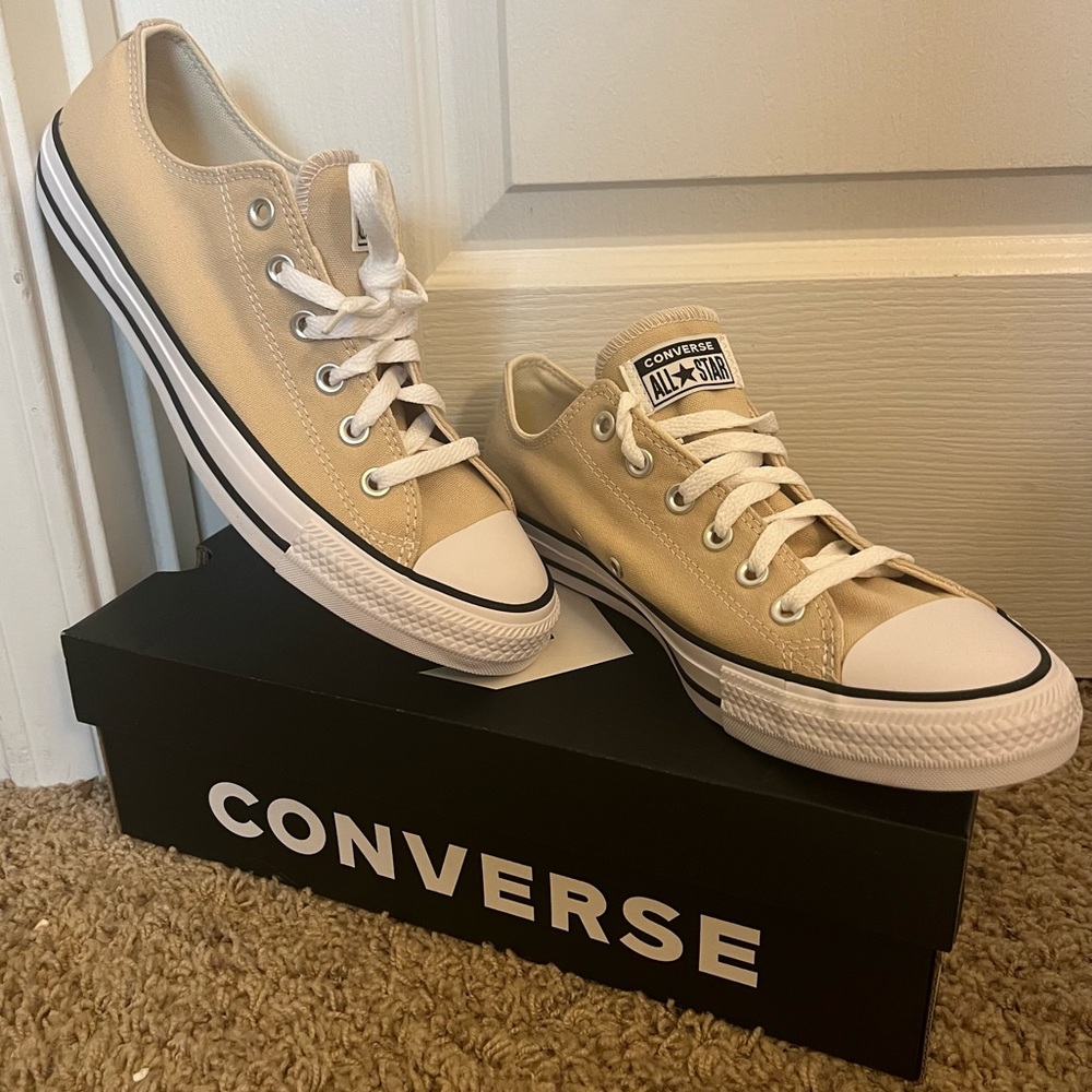 ✨ NWT Tan Converse